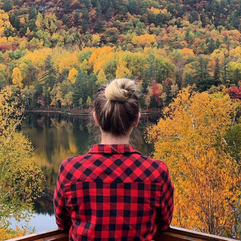 Vue sur un lac et les couleurs d'automne au Québec
