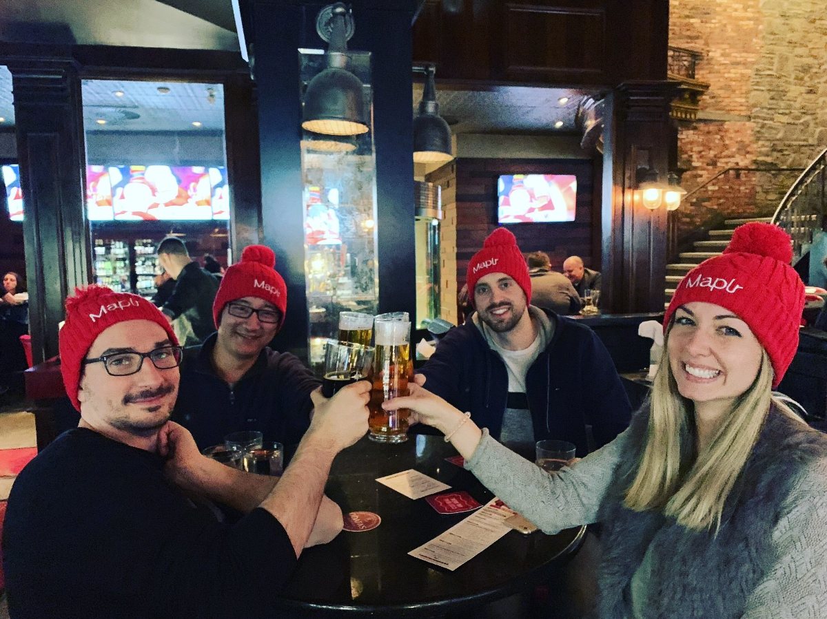 L'équipe Maplr trinque dans un pub de Montréal, tuques rouges sur la tête