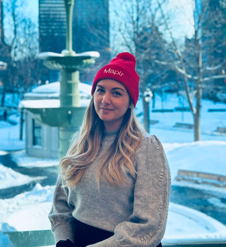 Marion Felix devant une fontaine enneigée, hiver à Montréal