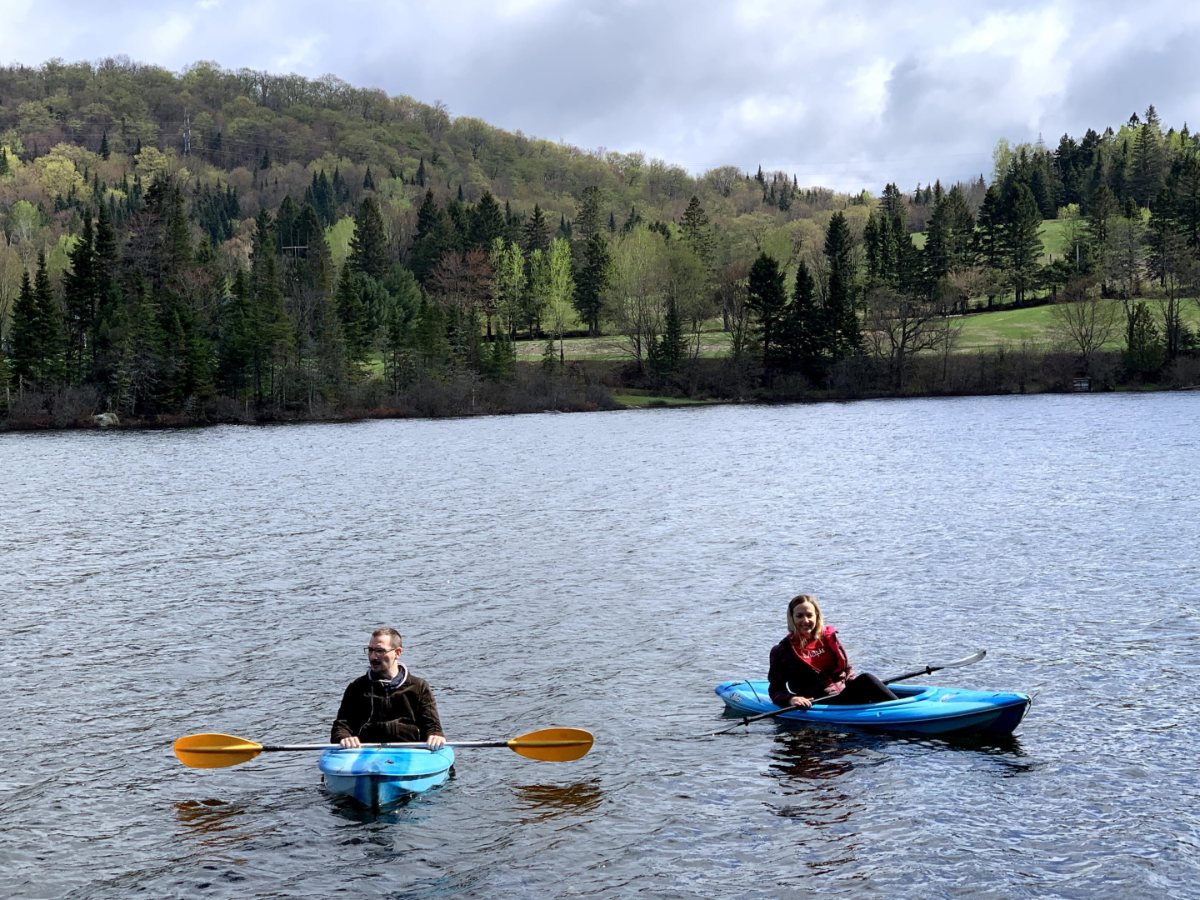 Kayak sur un lac des Laurentides, à une heure de Montréal