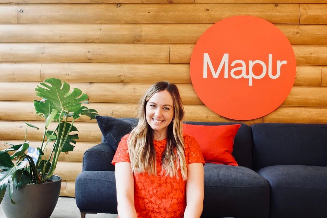 Une membre de l'équipe Maplr dans les bureaux de Montréal