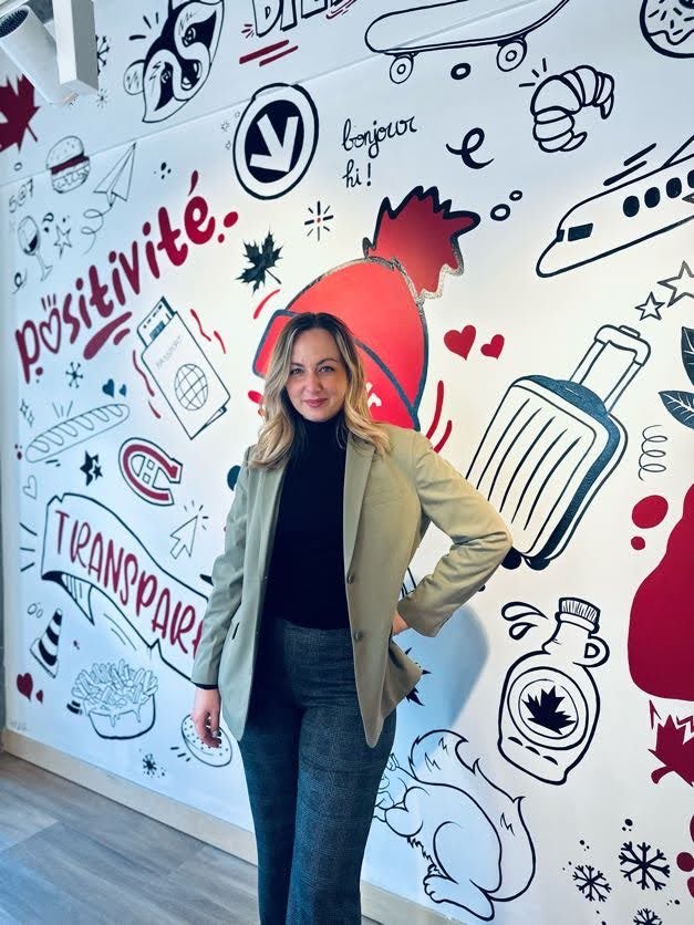 Les bureaux de Maplr à Montréal, devant la fresque de l'équipe