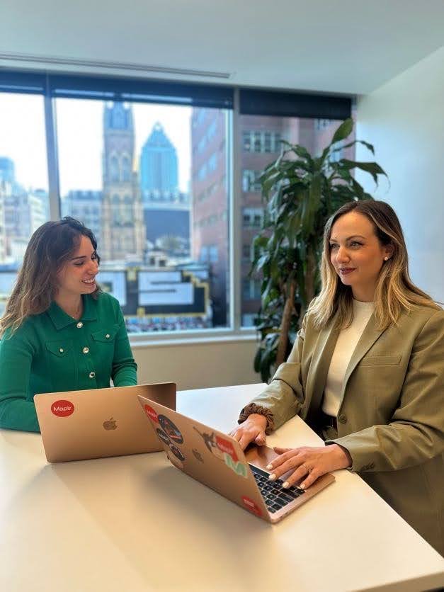 Deux consultantes en TI de Maplr au travail dans les bureaux de Montréal