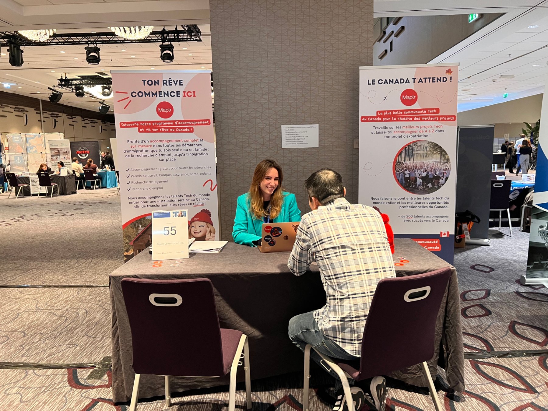 Entrevue avec un candidat sur le stand Maplr d'un salon de l'emploi international