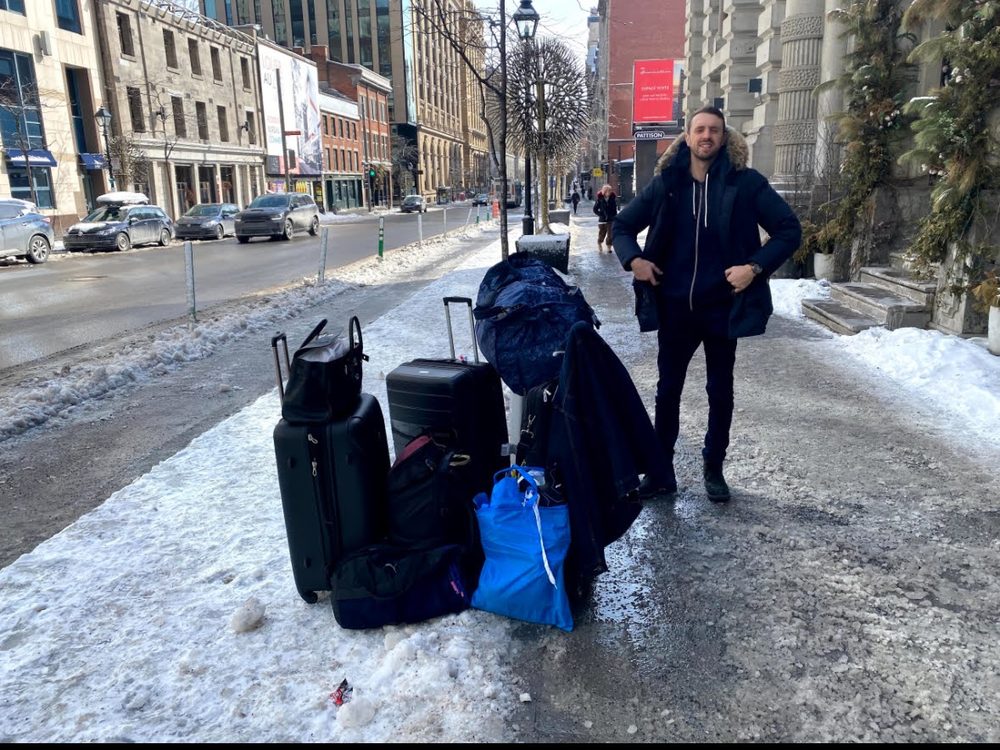 Le jour de l'arrivée, valises dans la neige