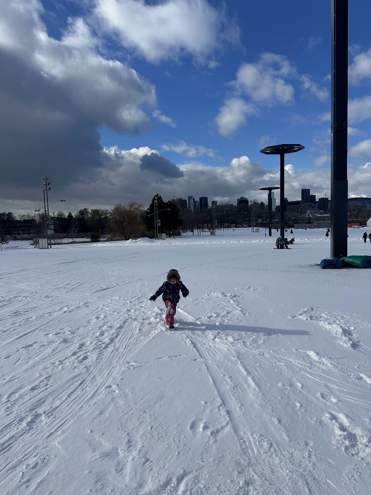 Les enfants dehors, skyline en arrière-plan