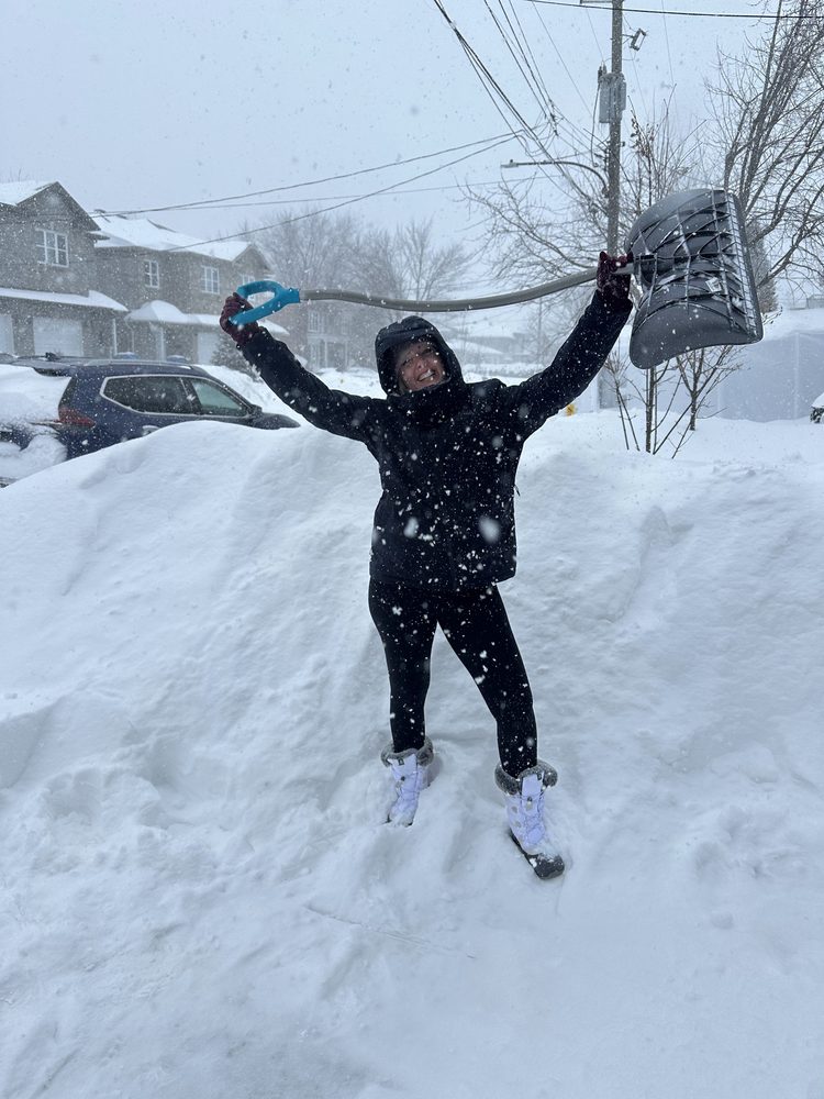 Le banc de neige de février, celui qui monte jusqu'aux fenêtres