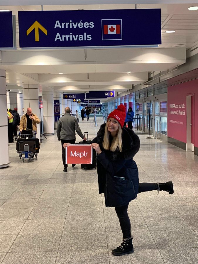 Marion Felix à son arrivée à l'aéroport Montréal-Trudeau avec une valise Maplr